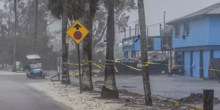 Τυφώνας Μίλτον: Ανεμοστρόβιλοι, τεράστια κύματα και νεκροί – Βυθισμένες στο σκοτάδι ολόκληρες κομητείες