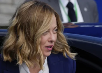 Η Μελόνι πέρασε τον πιο αυστηρό νόμο στη Δύση – Απαγορεύει στα ομοφυλόφιλα ζευγάρια να γίνουν γονείς