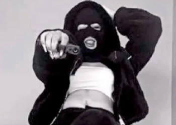 Γλυφάδα: Η πρωταγωνίστρια του ξυλοδαρμού της 14χρονης φωτογραφήθηκε να σημαδεύει με όπλο