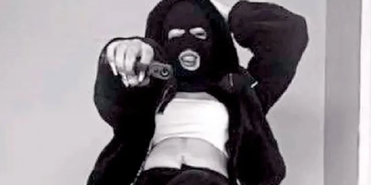 Γλυφάδα: Η πρωταγωνίστρια του ξυλοδαρμού της 14χρονης φωτογραφήθηκε να σημαδεύει με όπλο