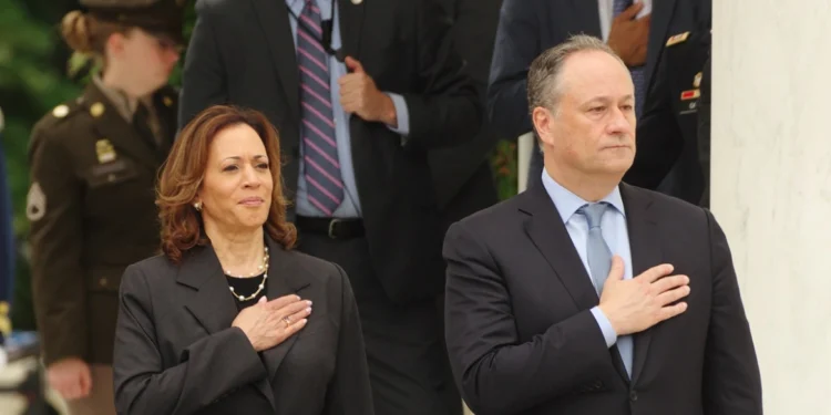 Κάμαλα Χάρις: Απανωτά σκάνδαλα με τον σύζυγό της – Χαστούκισε πρώην του και είχε αφήσει έγκυο τη νταντά της κόρης του