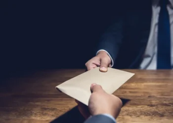 Κέρκυρα: Συνελήφθησαν ο υποδιευθυντής, ελεγκτές της εφορίας και λογιστής για διαφθορά – Πώς δρούσε το κύκλωμα