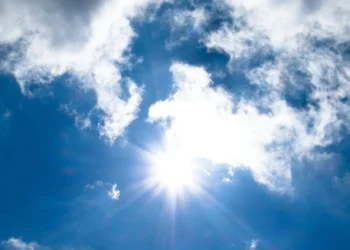 Καιρός σήμερα: Ηλιοφάνεια με ισχυρούς ανέμους στο Αιγαίο – Μέχρι τους 26 βαθμούς ο υδράργυρος