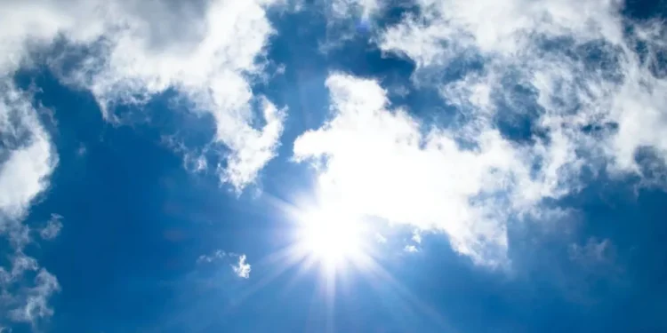 Καιρός σήμερα: Ηλιοφάνεια με ισχυρούς ανέμους στο Αιγαίο – Μέχρι τους 26 βαθμούς ο υδράργυρος