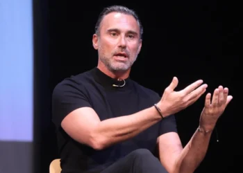 Γιώργος Καπουτζίδης: Έχει δηλαδή κι άλλους γκέι ο χώρος; Νόμιζα ότι είμαστε μόνο εγώ και ο Φώτης Σεργουλόπουλος