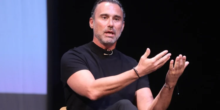 Γιώργος Καπουτζίδης: Έχει δηλαδή κι άλλους γκέι ο χώρος; Νόμιζα ότι είμαστε μόνο εγώ και ο Φώτης Σεργουλόπουλος