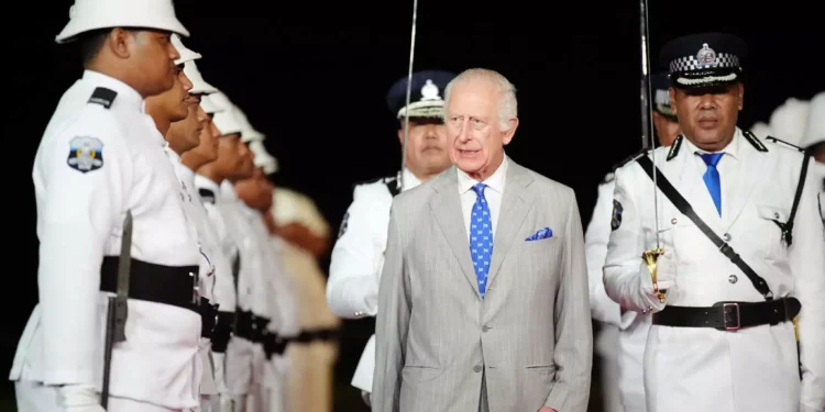 Ο Βασιλιάς Κάρολος ταξίδεψε στη Σαμόα φορώντας την αγαπημένη του γραβάτα με τις ελληνικές σημαίες