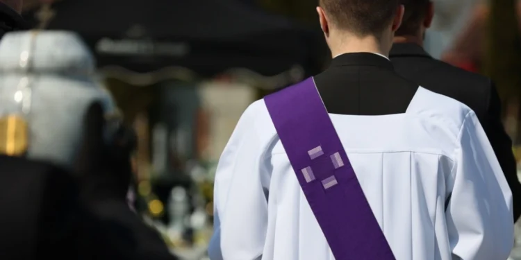 Καθολική Εκκλησία Ελλάδος: Ιερείς διακινούσαν μαύρο χρήμα προς νυχτερινά κέντρα – Υπεξαίρεσαν 3 εκατ. ευρώ