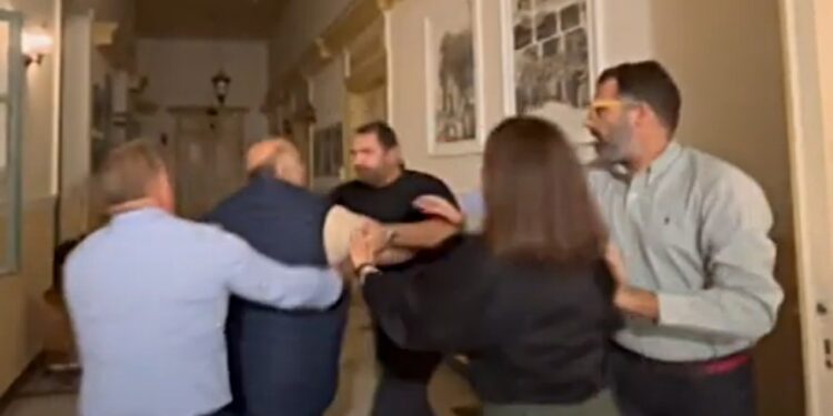 Σέρρες: “Ρινγκ” το Δημοτικό Συμβούλιο- Αντιδήμαρχοι πιάστηκαν στα χέρια (video)