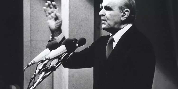 50 χρόνια Νέα Δημοκρατία: Ο Καραμανλής, η ΕΟΚ και ένα δημοψήφισμα – Οι σημαντικότεροι σταθμοί στην ιστορία της