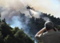 Φωτιά στην Κορινθία: Άνοιξε η Εθνική Οδός, κλειστά και σήμερα τα σχολεία – Με διάσπαρτες εστίες παλεύουν οι πυροσβέστες