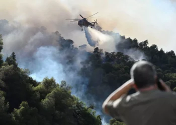 Φωτιά στην Κορινθία: Άνοιξε η Εθνική Οδός, κλειστά και σήμερα τα σχολεία – Με διάσπαρτες εστίες παλεύουν οι πυροσβέστες