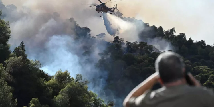 Φωτιά στην Κορινθία: Άνοιξε η Εθνική Οδός, κλειστά και σήμερα τα σχολεία – Με διάσπαρτες εστίες παλεύουν οι πυροσβέστες