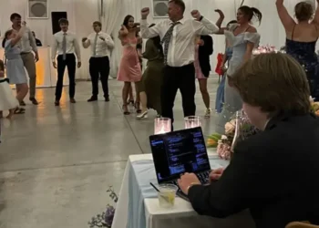 ΗΠΑ: Viral η φωτογραφία γαμπρού που κάθεται και δουλεύει στο λάπτοπ κατά τη δεξίωση του γάμου του – «Θλιβερό»