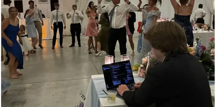 ΗΠΑ: Viral η φωτογραφία γαμπρού που κάθεται και δουλεύει στο λάπτοπ κατά τη δεξίωση του γάμου του – «Θλιβερό»