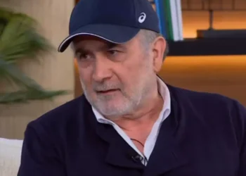 Λάκης Λαζόπουλος για ΣΥΡΙΖΑ: «Ο ένας γελοίος προσπαθεί να αποδείξει στον άλλον ποιος είναι πιο σοβαρός»