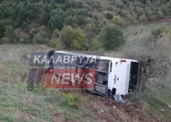 Ανατροπή λεωφορείου που μετέφερε μαθητές στα Καλάβρυτα – Δεν υπάρχουν τραυματίες