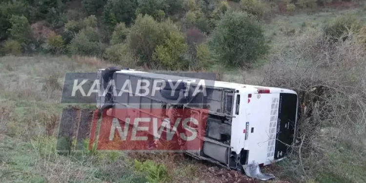 Ανατροπή λεωφορείου που μετέφερε μαθητές στα Καλάβρυτα – Δεν υπάρχουν τραυματίες
