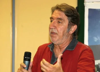 Χριστόφορος Παπακαλιάτης: Στην εντατική μετά από τροχαίο ο πατέρας του, Μανώλης – Παρασύρθηκε από μηχανάκι