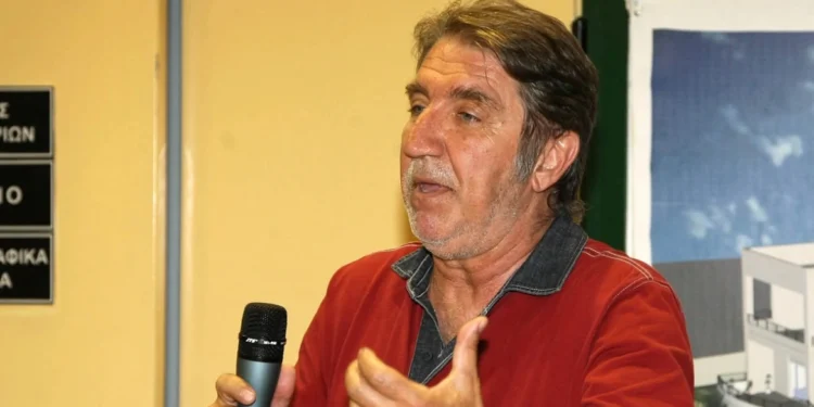 Χριστόφορος Παπακαλιάτης: Στην εντατική μετά από τροχαίο ο πατέρας του, Μανώλης – Παρασύρθηκε από μηχανάκι