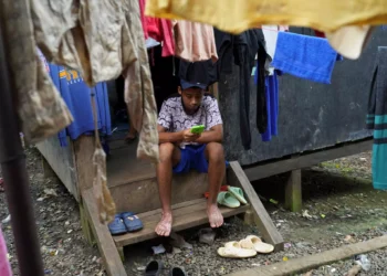 Η Μελόνι αυστηροποιεί τους κανόνες για το μεταναστευτικό: Θα ελέγχονται τα κινητά όσων μπαίνουν στην Ιταλία