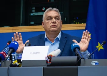 Βίκτορ Όρμπαν: Του πέταξαν χρήματα και τραγούδησαν Bella Ciao στο Ευρωκοινοβούλιο – «Δεν είναι η Eurovision» απάντησε η Μέτσολα