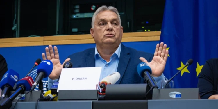 Βίκτορ Όρμπαν: Του πέταξαν χρήματα και τραγούδησαν Bella Ciao στο Ευρωκοινοβούλιο – «Δεν είναι η Eurovision» απάντησε η Μέτσολα