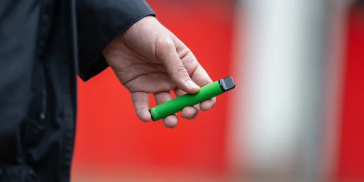 Βρετανία: Η κυβέρνηση θα απαγορεύσει τα ηλεκτρονικά τσιγάρα μιας χρήσης από τον επόμενο χρόνο