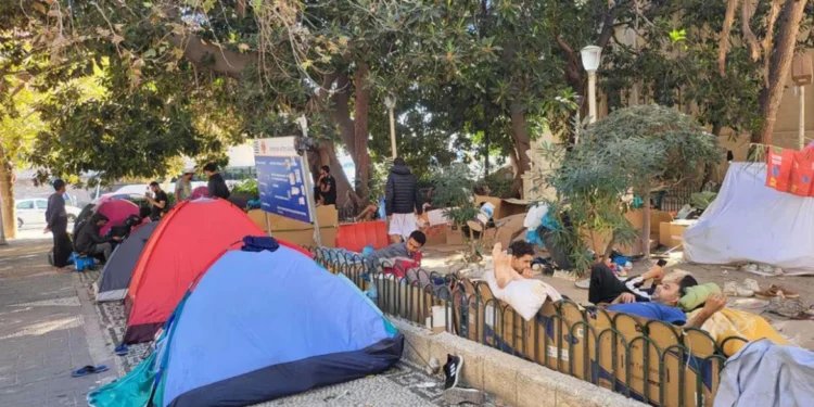 Χάος με τους μετανάστες στη Ρόδο: Μένουν σε χαρτόκουτα και σκηνές στο κέντρο της πόλης, δείτε φωτογραφίες