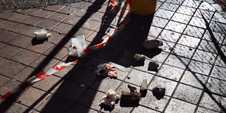 Άγιοι Ανάργυροι: Στο χειρουργείο η 15χρονη που τραυματίστηκε από σοβάδες σε στάση λεωφορείου