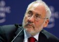 Stiglitz: Η μεσαία τάξη στην Ελλάδα δεν ανέκαμψε ποτέ, σας κατέστρεψε η τρόικα – H χώρα παραδόθηκε σε ξένους και ολιγάρχες