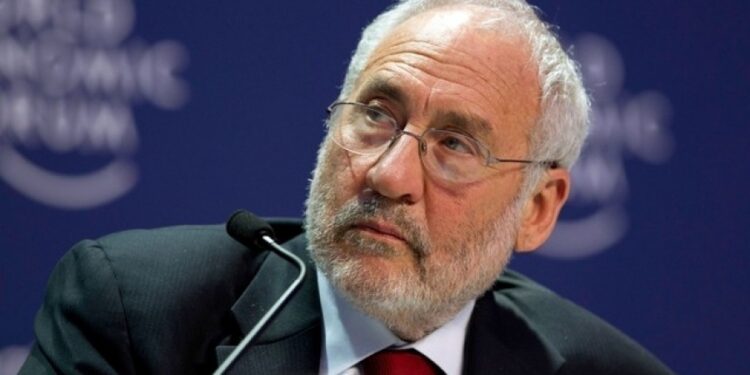Stiglitz: Η μεσαία τάξη στην Ελλάδα δεν ανέκαμψε ποτέ, σας κατέστρεψε η τρόικα – H χώρα παραδόθηκε σε ξένους και ολιγάρχες