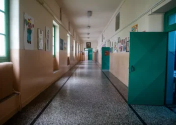 Λαύριο: «Έχει χαστουκίσει παιδί» λέει πατέρας για τον καθηγητή που μοίρασε φυλλάδιο κατά των ομοφυλόφιλων