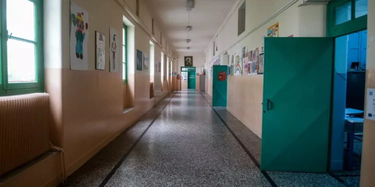 Λαύριο: «Έχει χαστουκίσει παιδί» λέει πατέρας για τον καθηγητή που μοίρασε φυλλάδιο κατά των ομοφυλόφιλων