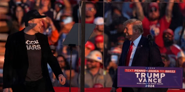 Mε τον Έλον Μασκ στο πλευρό του και χορεύοντας το «YMCA», ο Ντόναλντ Τραμπ επέστρεψε στον τόπο της παρολίγον δολοφονίας του