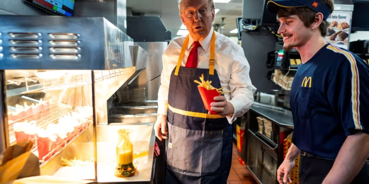 Ο Ντόναλντ Τραμπ έβαλε ποδιά και τηγάνισε πατάτες στα McDonald’s για να «τρολάρει» την Κάμαλα Χάρις