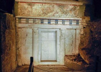 Δέος: Ταυτοποίησαν τον χιτώνα του Μεγάλου Αλεξάνδρου σε έναν από τους βασιλικούς τάφους στη Βεργίνα