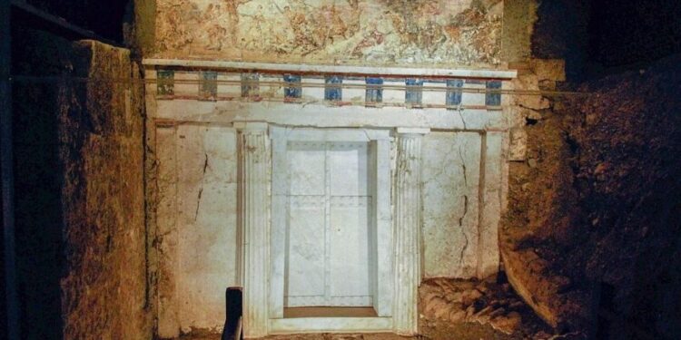 Δέος: Ταυτοποίησαν τον χιτώνα του Μεγάλου Αλεξάνδρου σε έναν από τους βασιλικούς τάφους στη Βεργίνα