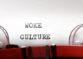 Τι είναι η «woke ατζέντα» – Πώς ξεκίνησε και ποιους αφορά – Οι φανατικοί υποστηρικτές και οι ορκισμένοι πολέμιοι
