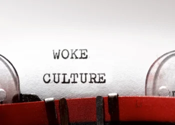Τι είναι η «woke ατζέντα» – Πώς ξεκίνησε και ποιους αφορά – Οι φανατικοί υποστηρικτές και οι ορκισμένοι πολέμιοι