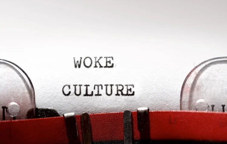 Τι είναι η «woke ατζέντα» – Πώς ξεκίνησε και ποιους αφορά – Οι φανατικοί υποστηρικτές και οι ορκισμένοι πολέμιοι