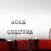 Τι είναι η «woke ατζέντα» – Πώς ξεκίνησε και ποιους αφορά – Οι φανατικοί υποστηρικτές και οι ορκισμένοι πολέμιοι