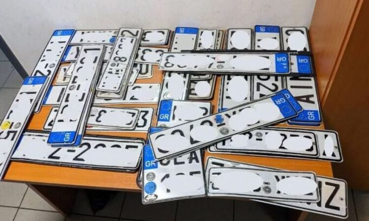 Δεν επιστρέφει τις πινακίδες η τροχαία για τα Χριστούγεννα