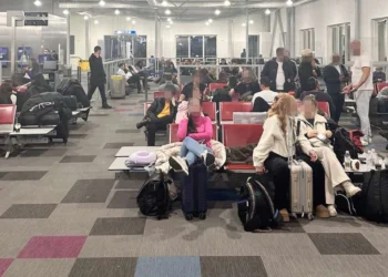 Απίστευτη ταλαιπωρία για επιβάτες πτήσης της Ryanair – Έπειτα από 14 ώρες αναμονής τους είπαν ότι τελικά θα πετάξουν αύριο, δείτε βίντεο