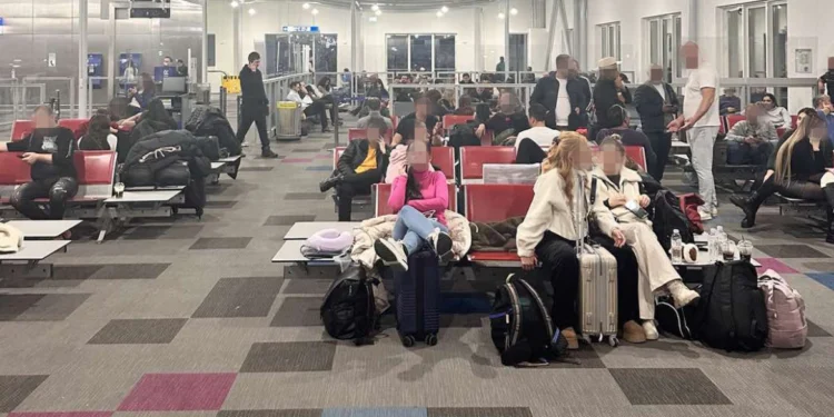 Απίστευτη ταλαιπωρία για επιβάτες πτήσης της Ryanair – Έπειτα από 14 ώρες αναμονής τους είπαν ότι τελικά θα πετάξουν αύριο, δείτε βίντεο