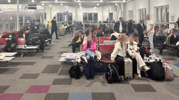 Απίστευτη ταλαιπωρία για επιβάτες πτήσης της Ryanair – Έπειτα από 14 ώρες αναμονής τους είπαν ότι τελικά θα πετάξουν αύριο, δείτε βίντεο