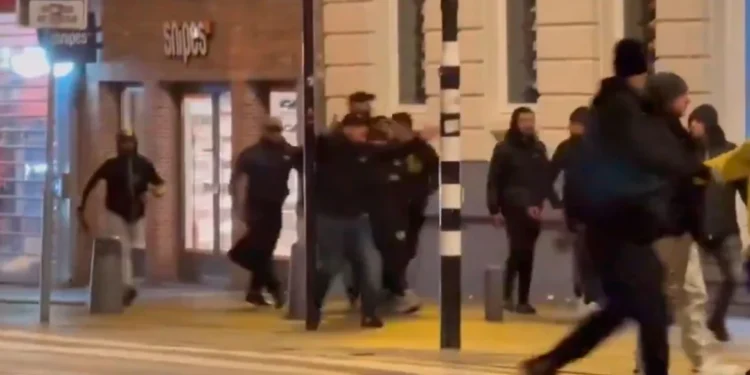 Άμστερνταμ: Άγριο ξύλο σε Ισραηλινούς φιλάθλους – 10 τραυματίες, ο Νετανιάχου στέλνει ομάδα διάσωσης – Δείτε βίντεο