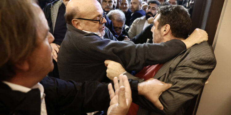 Συνέδριο ΣΥΡΙΖΑ: Μωραΐτης και Αντώναρος – Ένταση, σπρωξίματα και ύβρεις(Βίντεο)