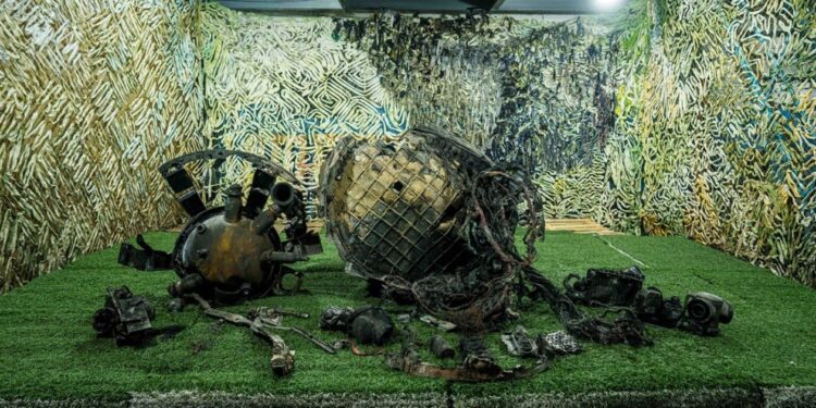 Ουκρανία: Παρουσίασε συντρίμμια του ρωσικού πυραύλου Oreshnik