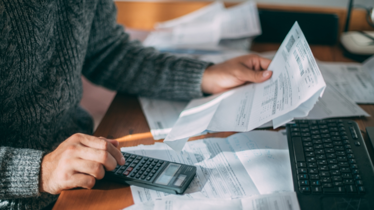 Υπουργείο Οικονομικών: 13 ερωταπαντήσεις για το φορολογικό νομοσχέδιο – Οι 12 μειώσεις φόρων, τα κίνητρα και οι μεταρρυθμίσεις